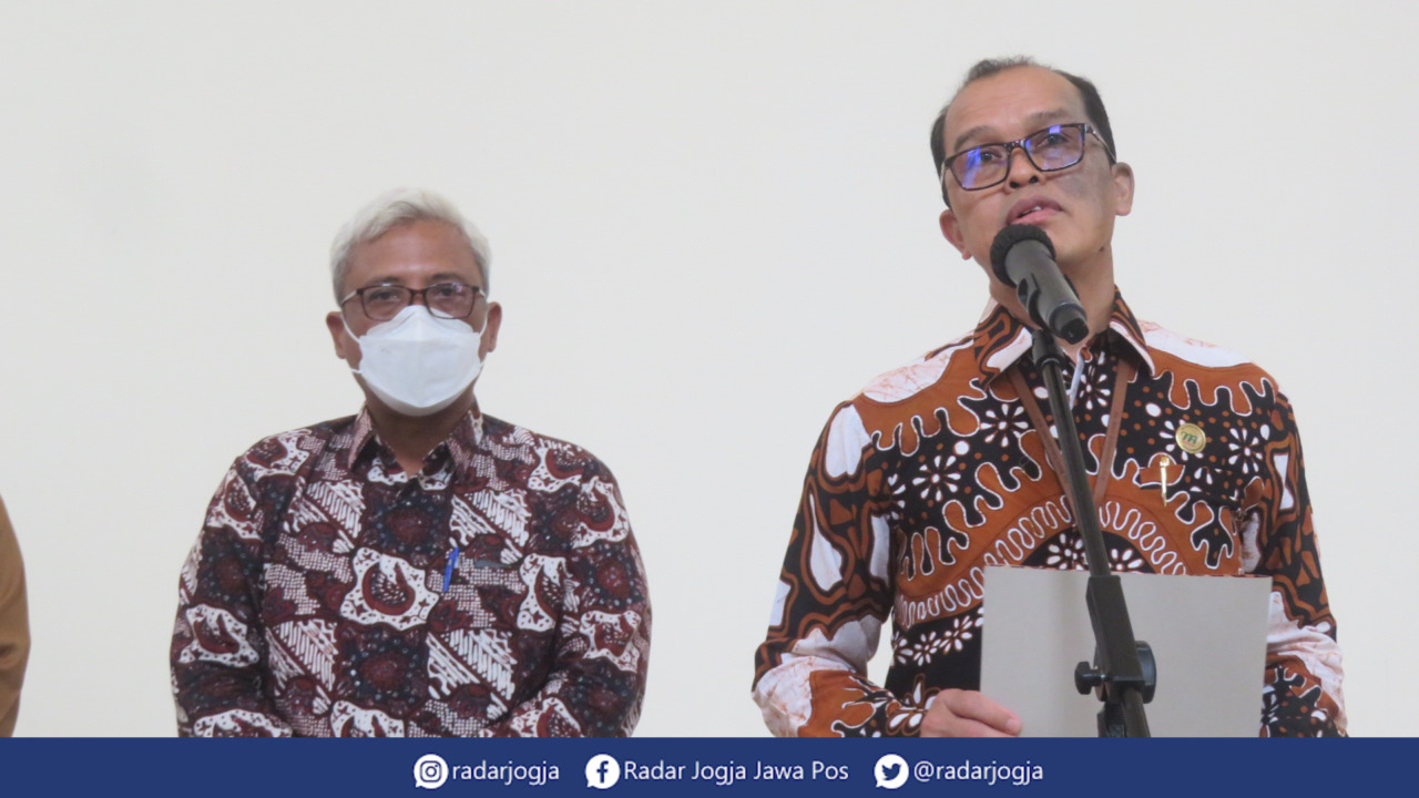 UMP 2023 : Plh Asisten Sekda Bidang Administrasi dan Umum  Beny Suharsono didampingi Kepala Disnakertrans DIJ Aria Nugrahadi mengumumkan UMP 2023 di Gedhong Pracimasono, Kompleks Kepatihan Pemprov DIJ, Senin (28/11).(DWI AGUS/RADAR JOGJA)
