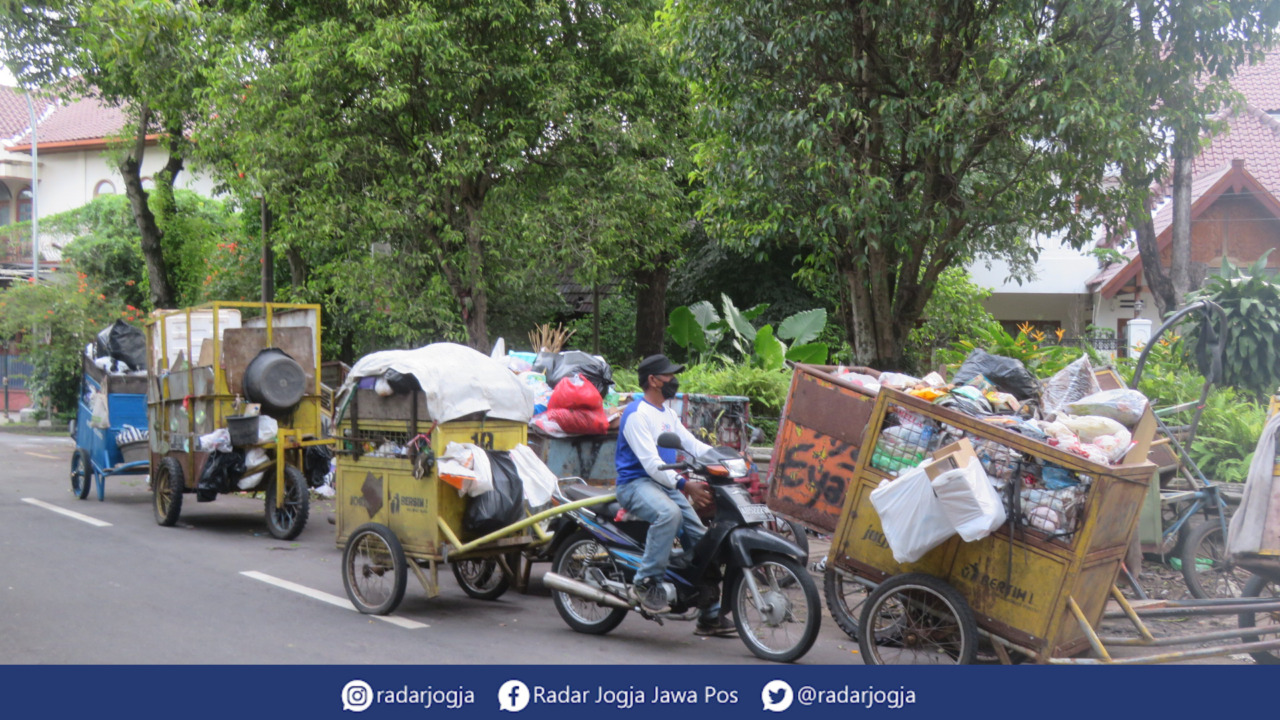 NUMPUK : Gerobak sampah mengantri di depo sampah Mandalakrida Kota Jogja beberapa waktu lalu. (DWI AGUS/RADAR JOGJA)