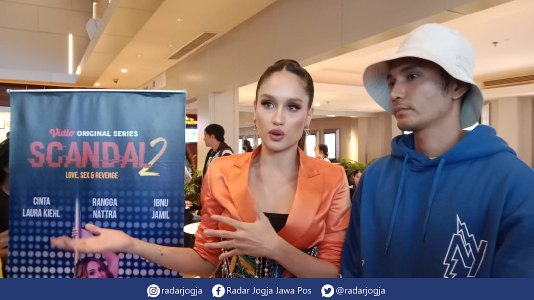 SCANDAL 2 : Cinta Laura dan Rangga Nattra saat memberikan keterangan pers di Empire XXI Jogjakarta, Senin (28/11). (ANNISSA KARIN/RADAR JOGJA)