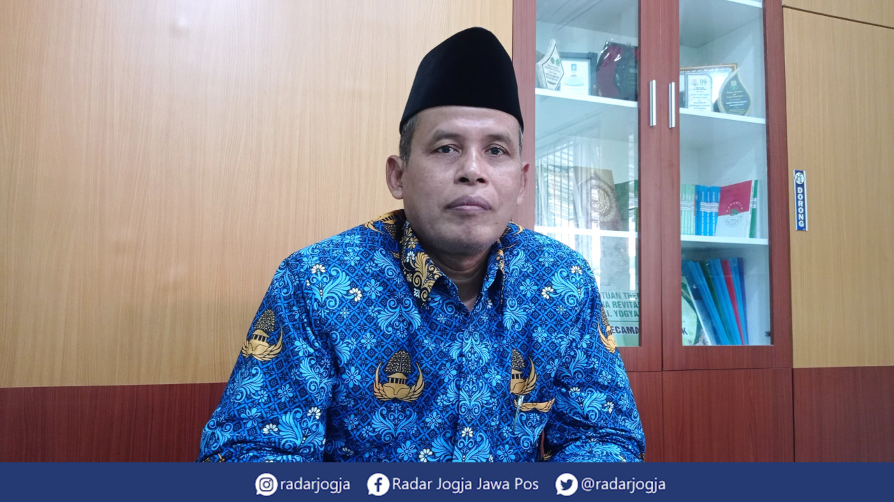 SOSOK : Kepala KUA Depok Muhammad Wiyono ditemui di Kantor KUA Depok, Selasa (29/11). (DWI AGUS/RADAR JOGJA)