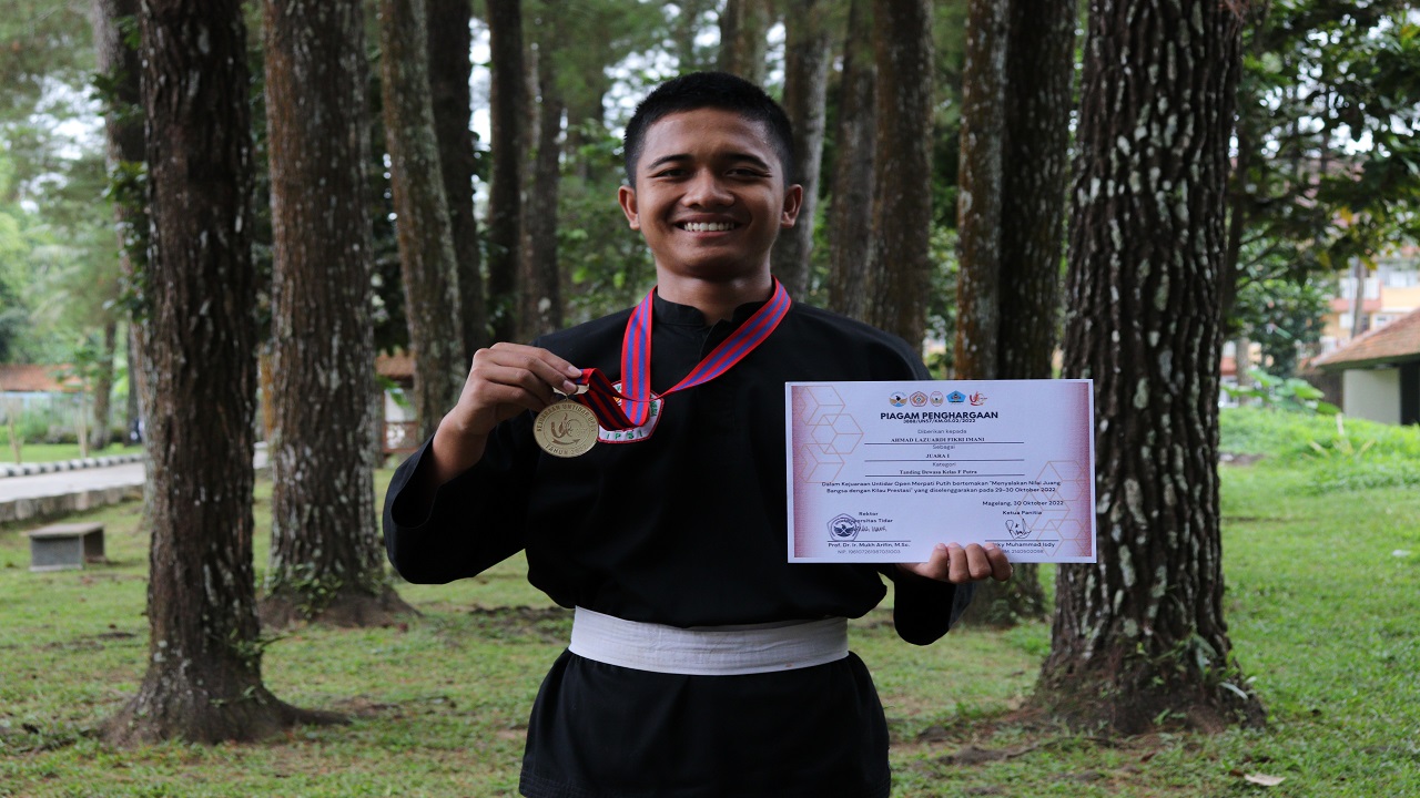 JAWARA: Ahmad Lazuardi Fikri Imani, atlet pencak silat Polbangtan YoMa menunjukkan medali emas dan piagam penghargaan atas keberhasilannya meraih juara pada Untidar Open. (POLBANGTAN YOMA)