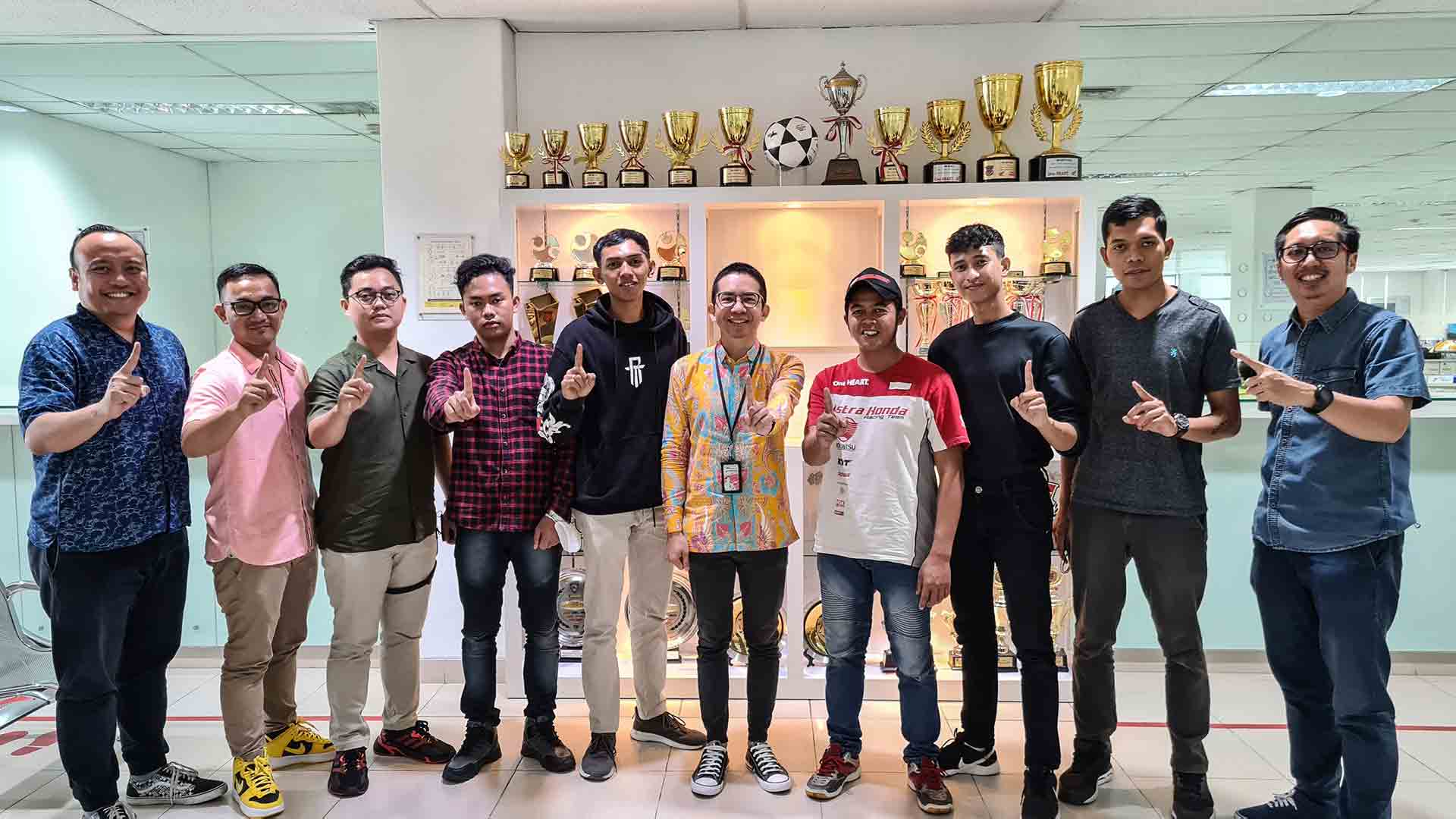 CBR TRACK DAY: Marketing Manager Astra Motor Yogyakarta Thomas Pradu memberikan arahan dan pesan untuk seluruh peserta Indonesia CBR Track Day 2022 perwakilan Astra Motor Yogyakarta dalam briefing singkat di Astra Motor Center Yogyakarta. (HONDA FOR RADAR
