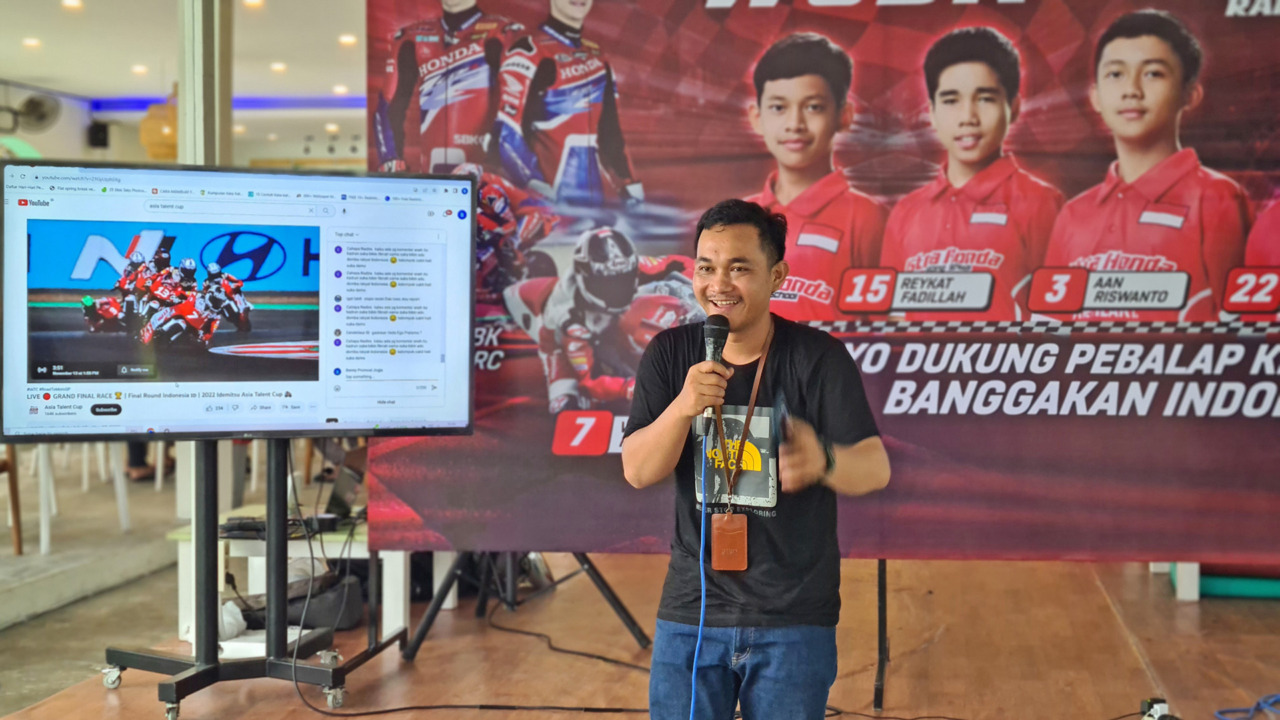 NOBAR: Astra Motor Yogyakarta kembali menggelar kegiatan untuk pecinta motor sport di wilayah Jogjakarta dan sekitarnya. Bertajuk “Nonton Bareng WSBK” di Nilu Kopi, Minggu (13/11). (HONDA FOR RADAR JOGJA)