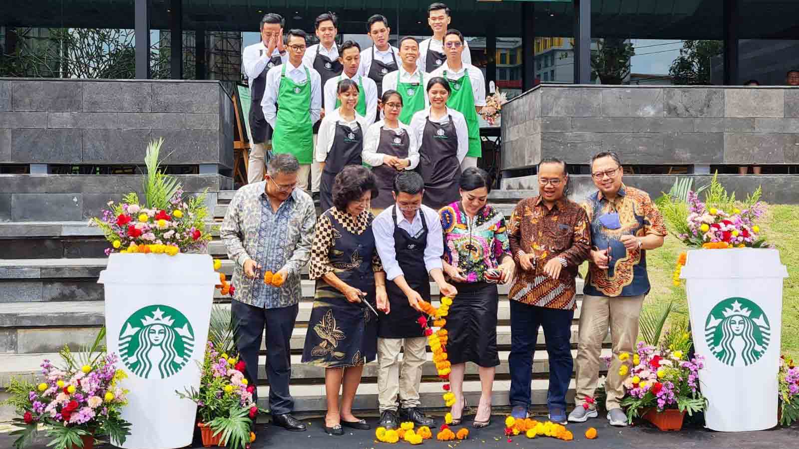 GRAND OPENING: bersama Wali Kota Magelang saat membuka gerai Starbucks di Jalan Jendral Sudirman Nomor 42, Tidar Selatan, Kota Magelang. (NAILA N/RADAR JOGJA)