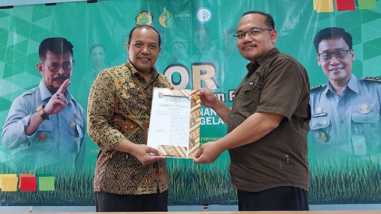 BOOTH CAMP: Direktur Polbangtan YoMa Bambang Sudarmanto (kiri) bersama Sekretaris Dinas Pertanian dan Pangan Kabupaten Magelang Zanuar Efendi menunjukkan dokumen kerja sama kedua belah pihak dalam rangka peningkatan kapasitas SDM pertanian. (POLBANGTAN YO