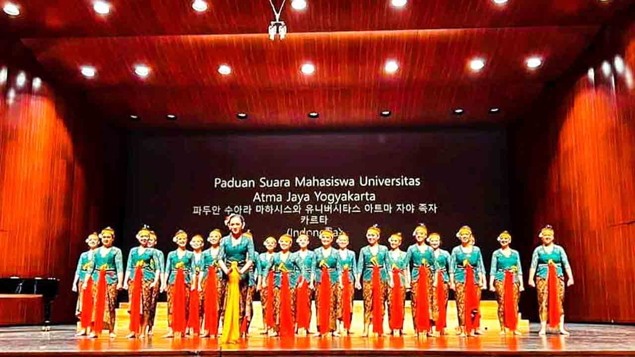 BANGGA: Paduan Suara Mahasiswa Universitas Atma Jaya Yogyakarta (PSM UAJY) berhasil meraih Juara II untuk Pop & Acapella Category. Juga meraih Juara II untuk Ethnic Category dengan predikat Emas, dan Best Conductor dalam kompetisi Busan Choral Festival an
