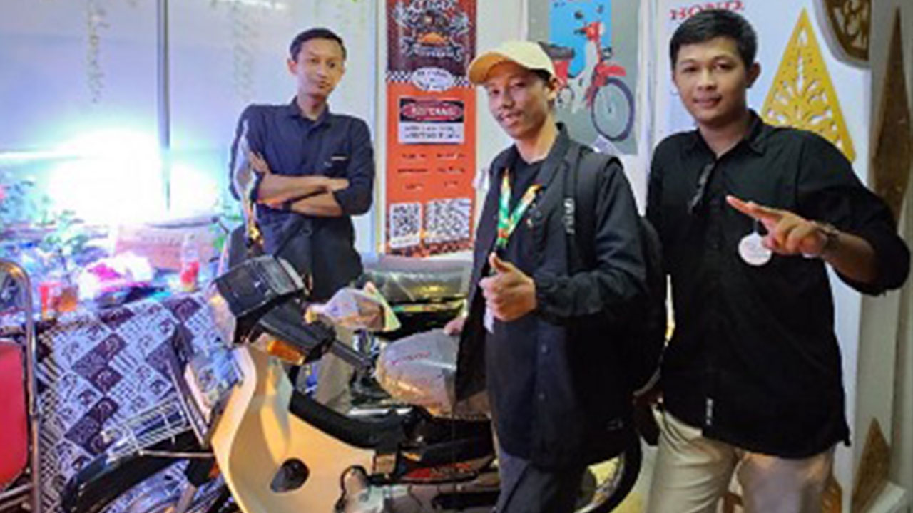 TAK GENGSI: Dana Brata (kiri) bersama timnya berhasil menyelesaikan bebek restorasi Honda Astrea series di bengkelnya, Jalan Godean Km 7,5, Gesikan, Sidoarum, Godean, Sleman, kemarin (27/11).(DOKUMEN PRIBADI)