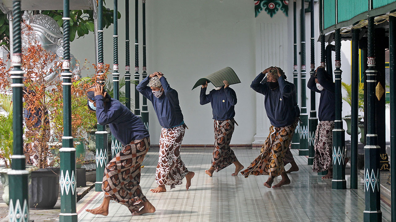 JANGAN KENDOR: Abdi dalem mengikuti simulasi penanganan bencana gempa bumi, di kompleks Keraton Jogja (26/4). Simulasi tanggap bencana ini untuk melatih kesiapsiagaan abdi dalem Keraton Jogja apabila terjadi bencana sewaktu-waktu guna mengurangi dampak ya