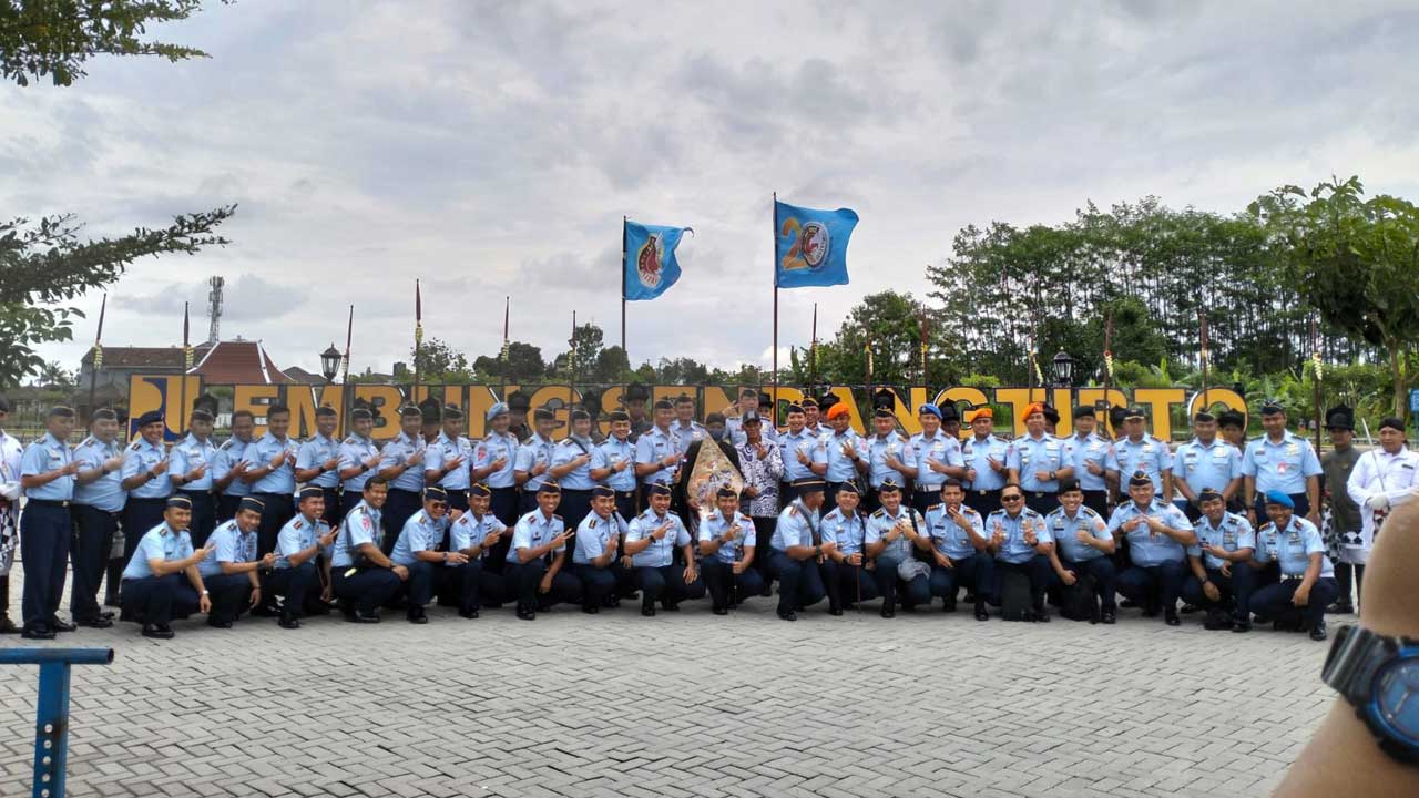 Alumni AAU 2002 memperingati dua dasawarsa di Embung Sendangtirto Berbah Sleman.(DOK PANITIA ALUMNI AAU 2002)