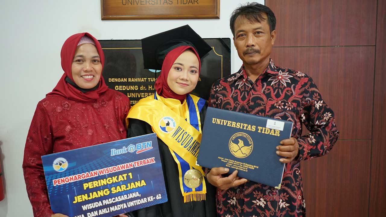 BERPRESTASI: Meski membuka usaha, Linda terus belajar dengan giat agar kuliahnya tidak terbengkalai. Ia pun akhirnya lulus sebagai wisudawan terbaik.(Dok Pribadi)
