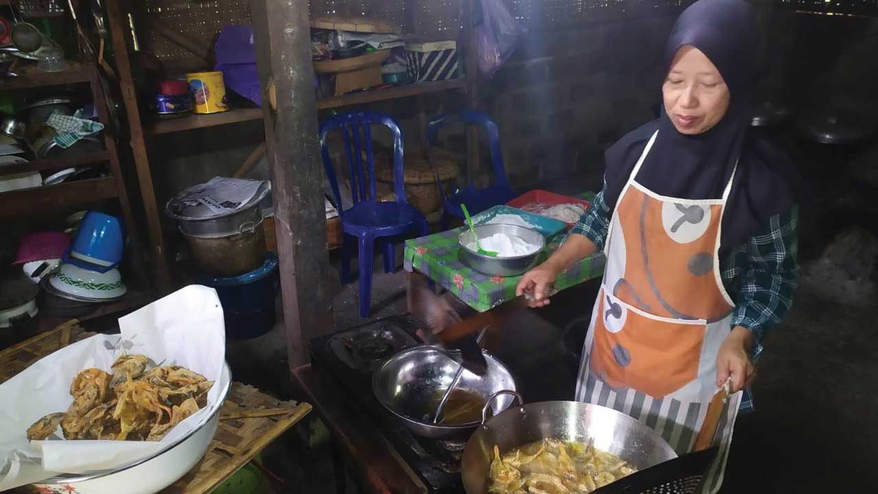 LUAR BIASA: Produksi Red Devil Crispy di Padukuhan Soka, Kalurahan Hargowilis, Kapanewon Kokap, Kulonprogo, kemarin.(HENDRI UTOMO/RADAR JOGJA)