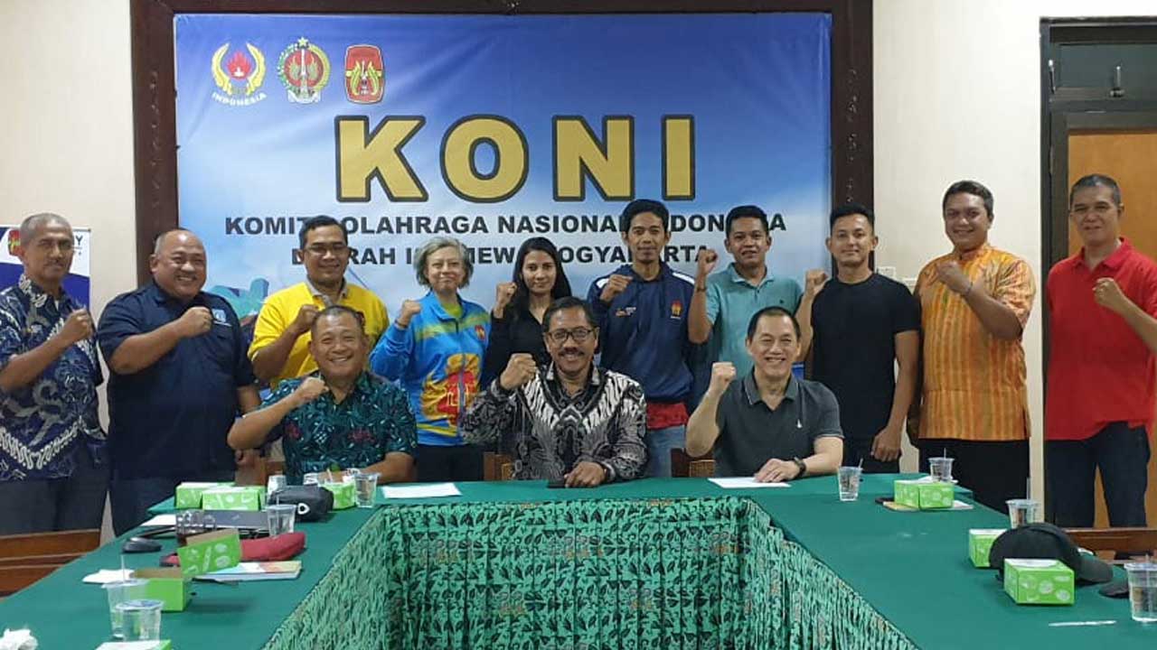 SIAP TANDING: Ketua Umum KONI DIJ, Tim Caretaker POBSI DIJ, jajaran, atlet dan ofisial tim biliar DIJ seusai berpamitan di kantor KONI DIJ pada Selasa (29/11) lalu.(KONI DIJ)