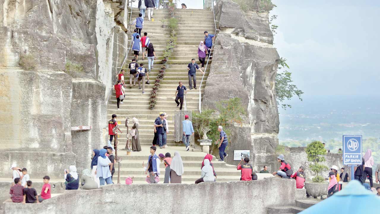 OBJEK FAVORIT: Pengunjung menikmati kawasan wisata Tebing Breksi, Prambanan, Sleman, Minggu (6/11). Dinas Pariwisata Sleman mencatat kunjungan wisata Sleman hampir menembus angka 6 juta orang. (elang kharisma dewangga/radar jogja)