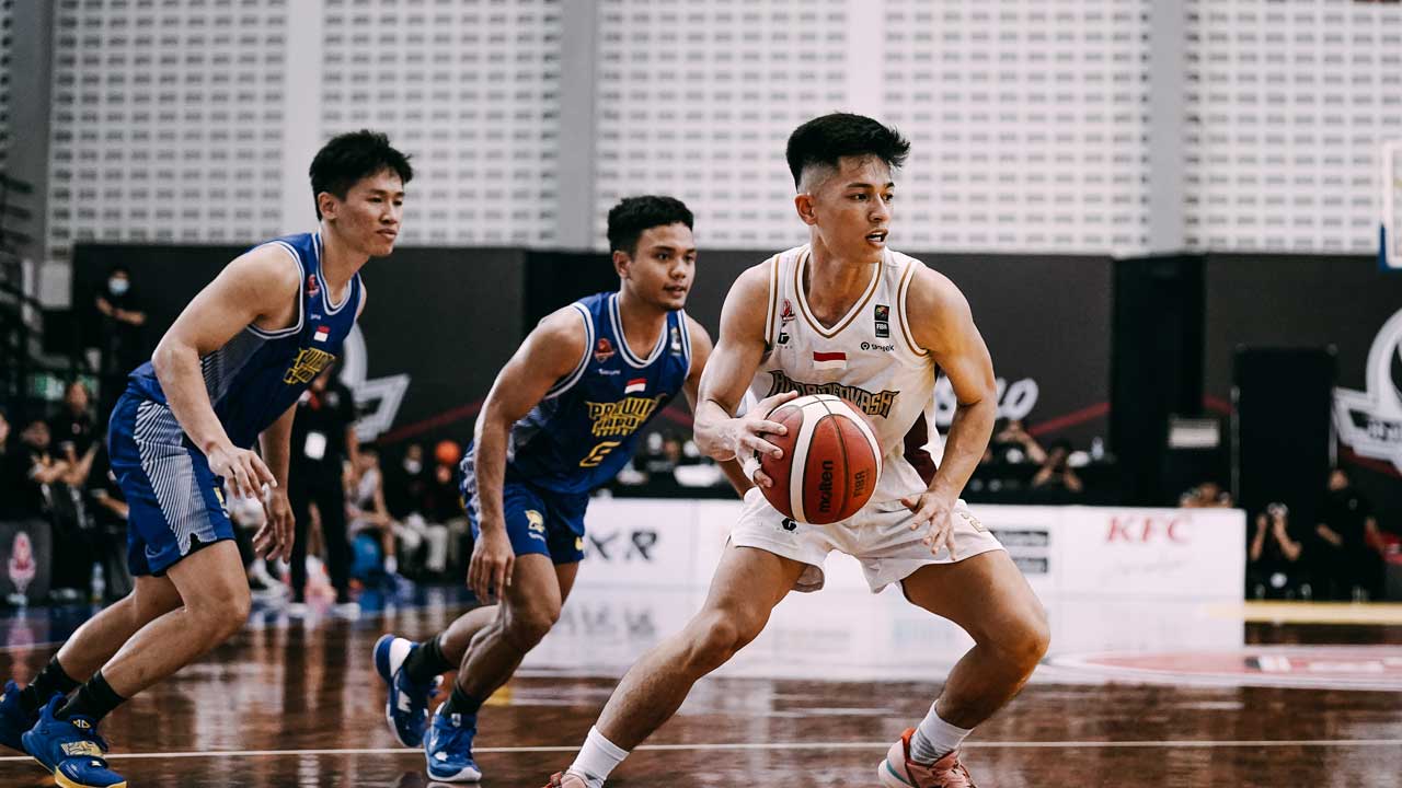 SERU: Pertandingan antara Bima Perkasa Jogja (BPJ) menghadapi Prawira Harum Bandung. Dalam laga ini BPJ kalah 55-65.(DOKUMENTASI IBL)