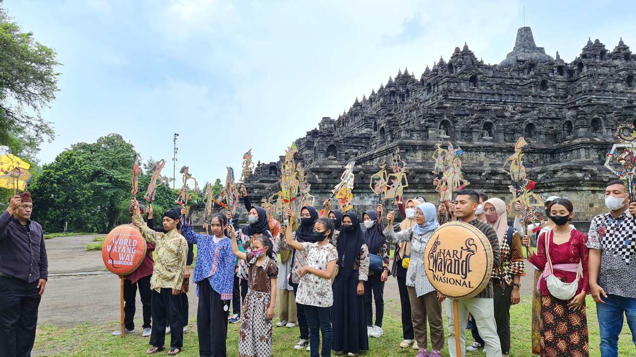 PEDULI BUDAYA: Puluhan peserta kirab wayang mengelilingi Candi Borobudur pada meditation walk atau laku wayang, kemarin sore (7/11). Mereka berjalan dalam keheningan sembari berdoa dengan membawa tokoh pewayangan.(NAILA NIHAYAH/RADAR JOGJA)