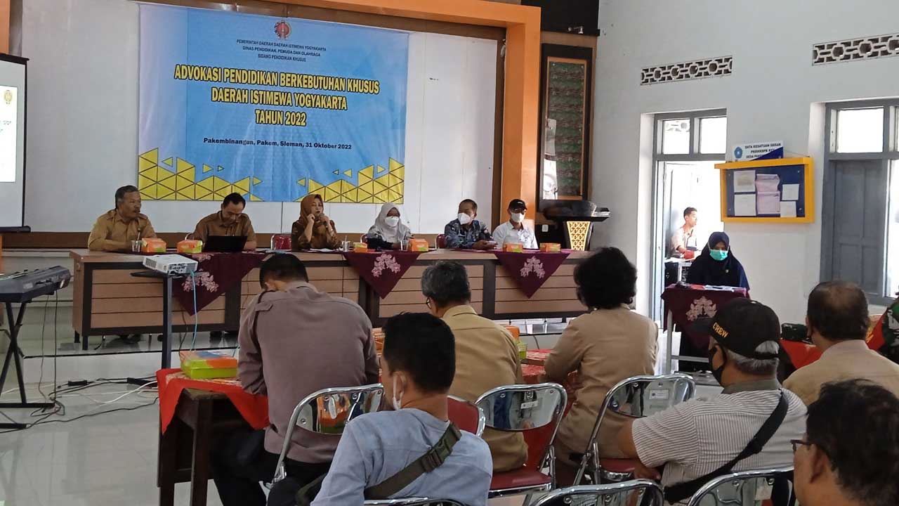 AKSES PENDIDIKAN: Anggota Komisi D DPRD DIY Rita Nurmastuti (tiga dari kiri) berbicara dalam kegiatan advokasi pendidikan berkebutuhan khusus di Balai Kalurahan Pakembinangun, kemarin.(WULAN YANUARWATI/RADAR JOGJA)