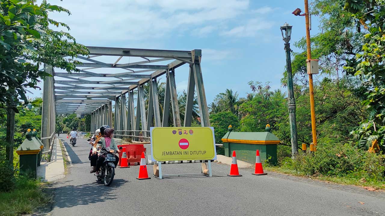 KAPAN DITANGANI: Jembatan Glagah di ruas JJLS yang menghubungkan Kalurahan Karangwuni Kapanewon Wates dan Kalurahan Glagah Kapanewon Temon yang masih ditutup untuk kendaraan roda empat.(DOK RADAR JOGJA)
