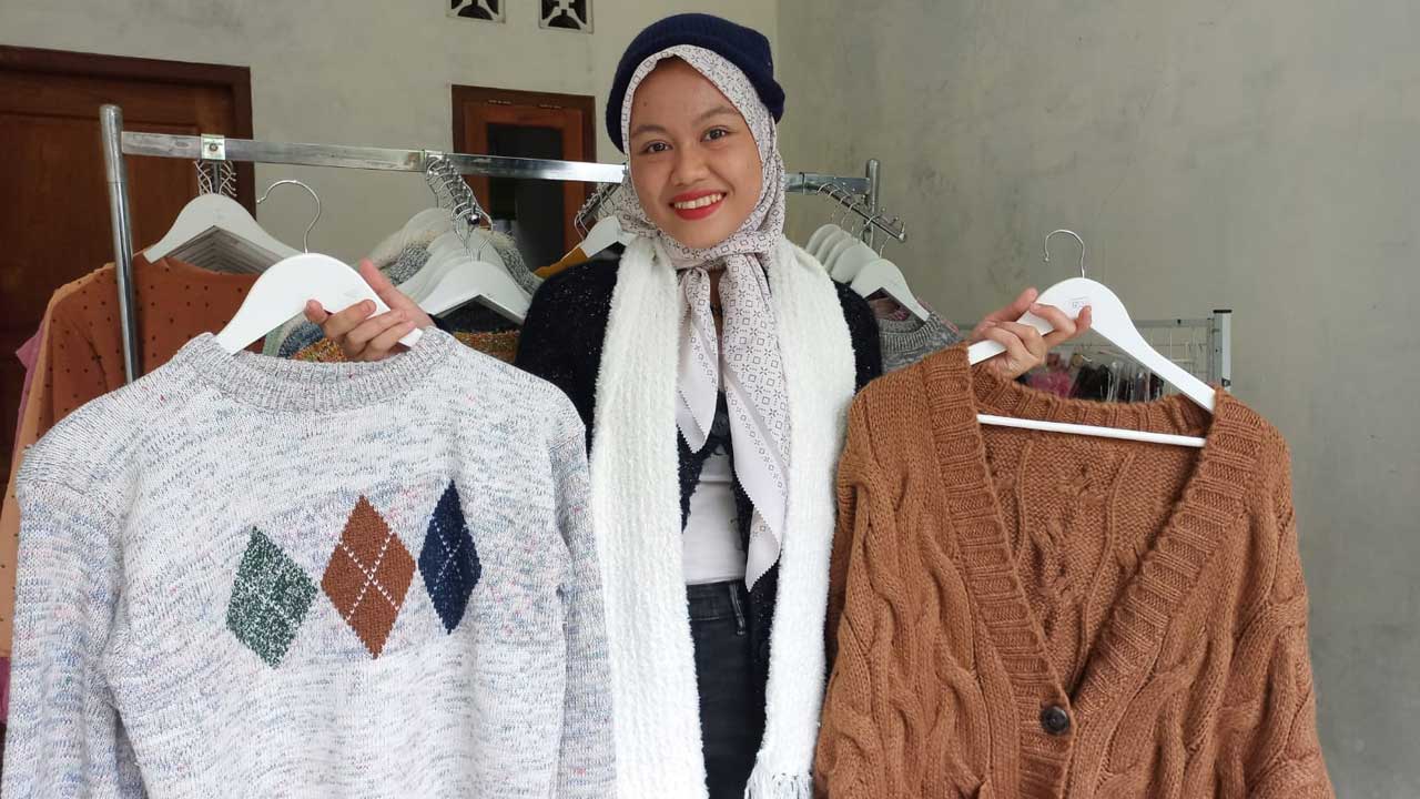 PALING LARIS: Dea Levana menunjukkan sweater rajut buatannya di toko sekaligus rumahnya di wilayah Condongcatur kemarin (25/11).(MEITIKA CANDRA LANTIVA/RADAR JOGJA)