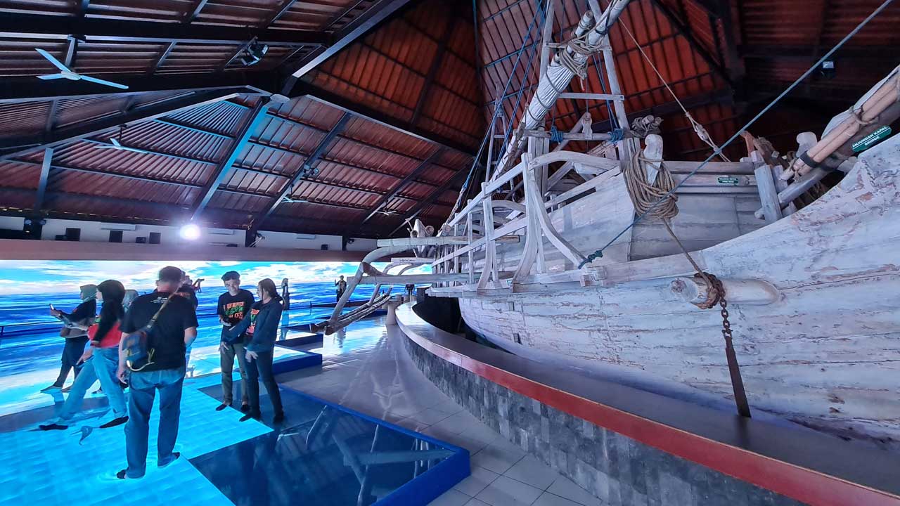 BERSEJARAH: Pengunjung menikmati wahana yang disediakan oleh Musem Kapal Samudraraksa. Termasuk sinema interaktif dan Kapal Samudraraksa.(NAILA NIHAYAH/RADAR JOGJA)
