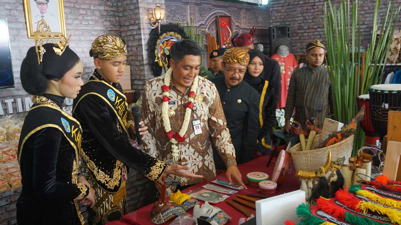 LIHAT KARYA: Bupati Magelang Zaenal Arifin didampingi Kepala Sekolah SMA Taruna Nusantara dan jajarannya saat meninjau anjungan seni dan budaya pada acara Pandatara, kemarin (3/11).(Prokompim Setda Kabupaten Magelang untuk radar jogja)