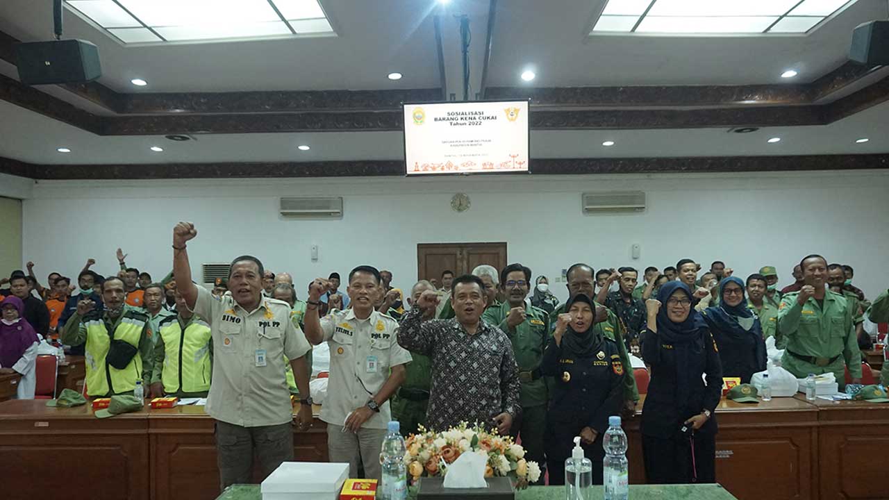 KERJA SAMA: Suasana saat sosialisasi tentang barang kena cukai dan pencegahan peredaran rokok ilegal di Kompleks Parasamya Pemkab Bantul kemarin (16/11). Masyarakat diminta harus ikut terlibat dalam upaya pencegahan.(DOK HUMAS PEMKAB BANTUL)