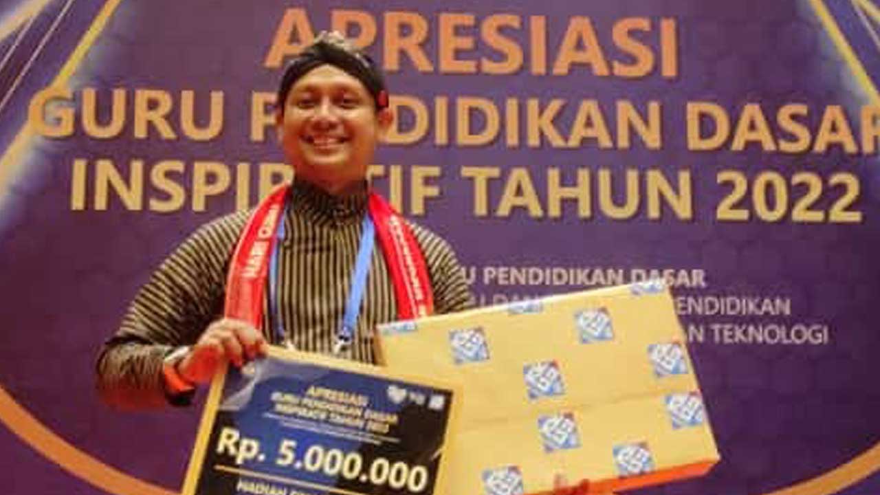 Akhmad Ritaudin saat menerima penghargaan pada puncak peringatan Hari Guru Nasional 25 November 2022 di Jakarta.(DOK PRIBADI)