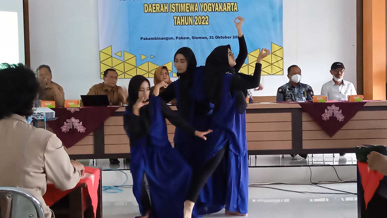 INOVATIF: Guru SLB 1 Sleman Nurul Jamila bersama siswinya saat menarikan Tari Sunyi yang diciptakan sendiri kemarin (1/11).(WULAN YANUARWATI/RADAR JOGJA )