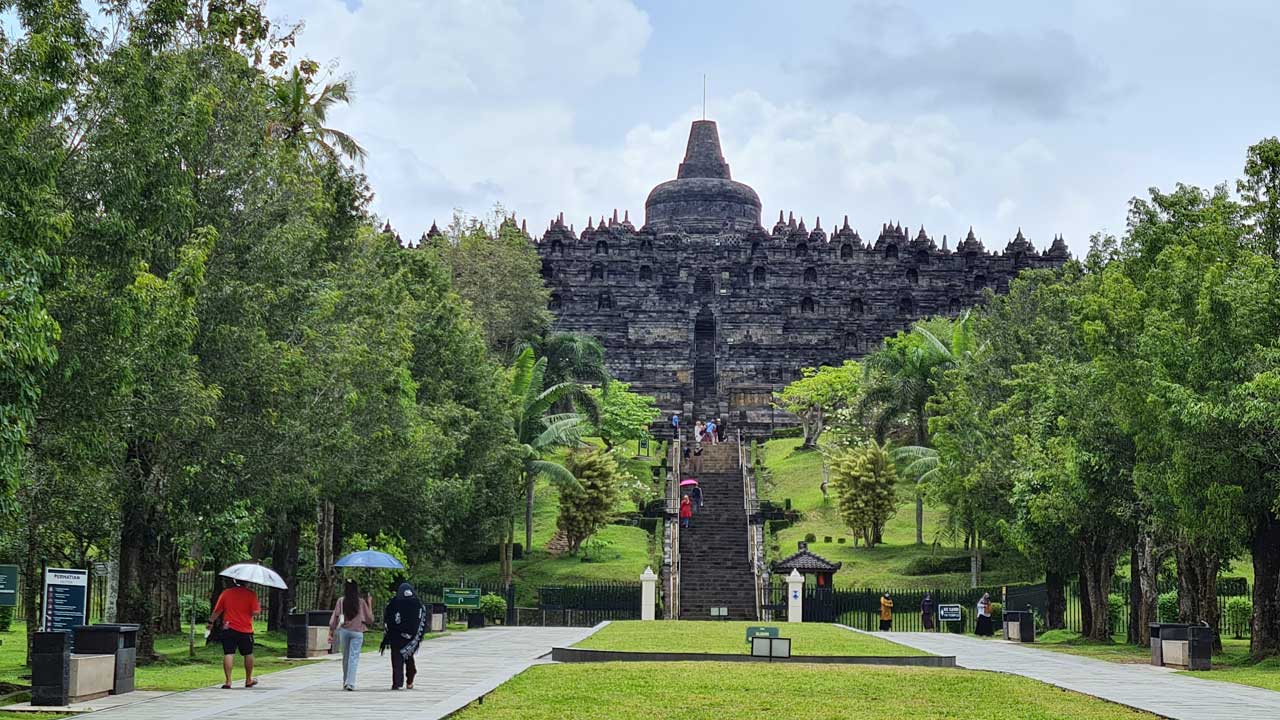 KUNJUNGI CANDI: Beberapa pengunjung dari berbagai daerah tampak hendak naik ke pelataran candi dari Marga Utama, kompleks Candi Borobudur. Saat pelaksanaan Borobudur Marathon nanti, candi tetap dibuka untuk umum.(NAILA NIHAYAH/RADAR JOGJA)