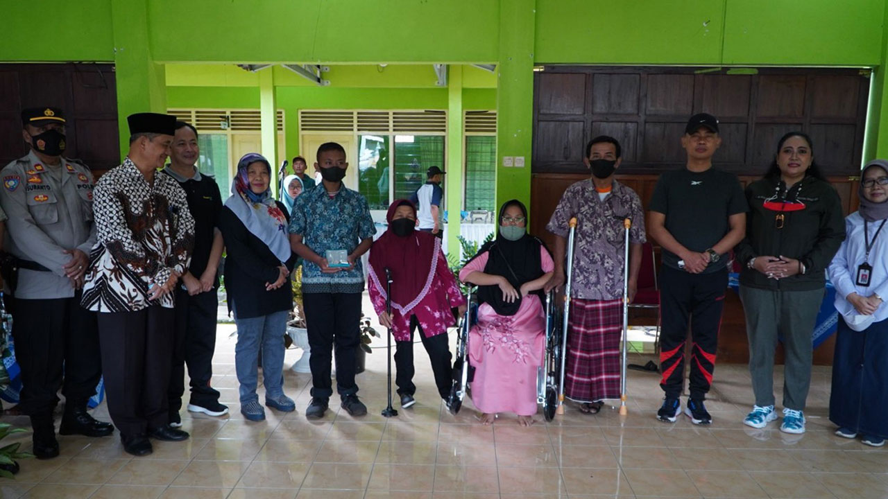 MANFAAT - Secara simbolis Ketua DPRD Gunungkidul, Endah Subekti Kuntariningsih dan Bupati Sunaryanta menyerahkan bantuan alat kepada penyandang disabilitas kemarin (18/11).(GUNAWAN/RADAR JOGJA)