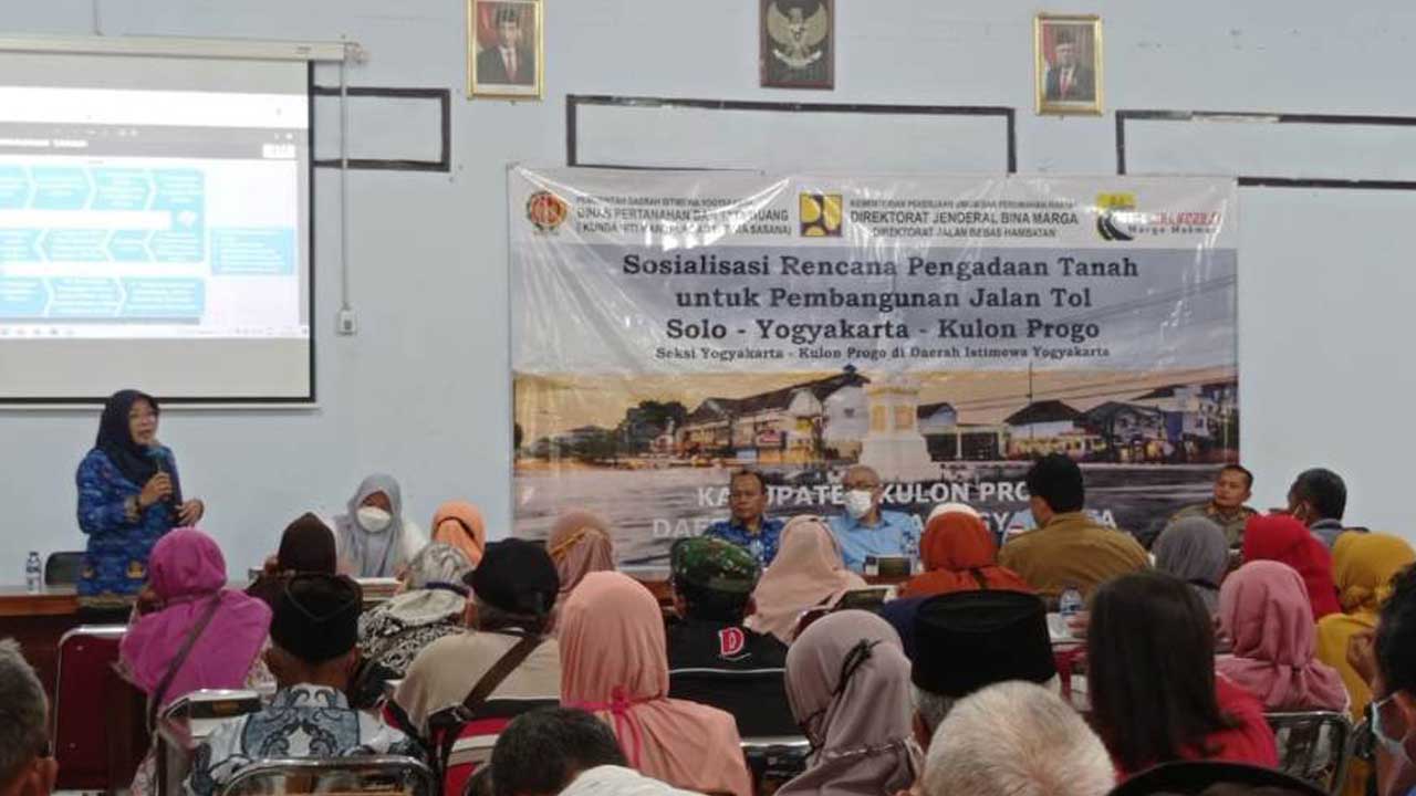 PERMISIF : Warga Kalurahan Sendangsari, Kapanewon Pengasih, Kulonprogo terlihat tanpa gejolak mengikuti sosialisasi pembangunan jalan tol YIA-Jogja di Balai Kalurahan setempat, Selasa (29/11).(HENDRI UTOMO/RADAR JOGJA)