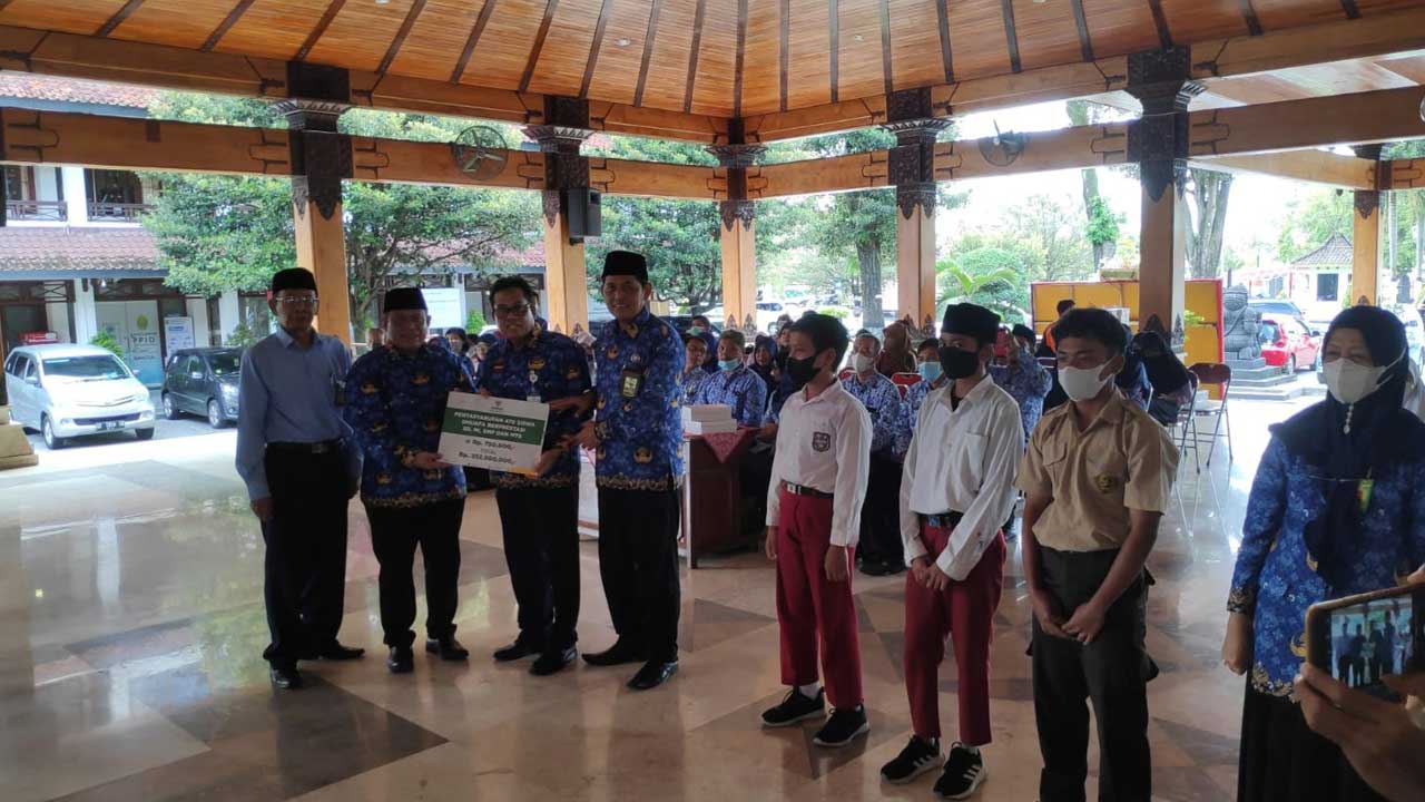 SALURKAN BEASISWA: Suasana saat penyerahan beasiswa dari Baznas Bantul kepada ratusan siswa duafa di Pendopo Parasamya Pemkab Bantul pada Rabu (29/11).(IWAN NURWANTO/RADAR JOGJA)