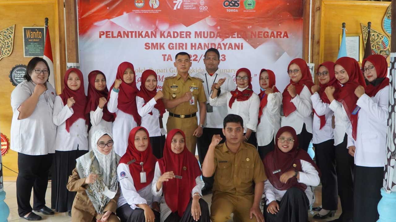 NASIONALISME - Foto bersama usai pengukuhan dengan penyematan tanda lencana oleh Bupati Gunungkidul, Sunaryanta kepada perwakilan dari kader bela negara SMK Giri Handayani, Wonosari.(GUNAWAN/RADAR JOGJA)