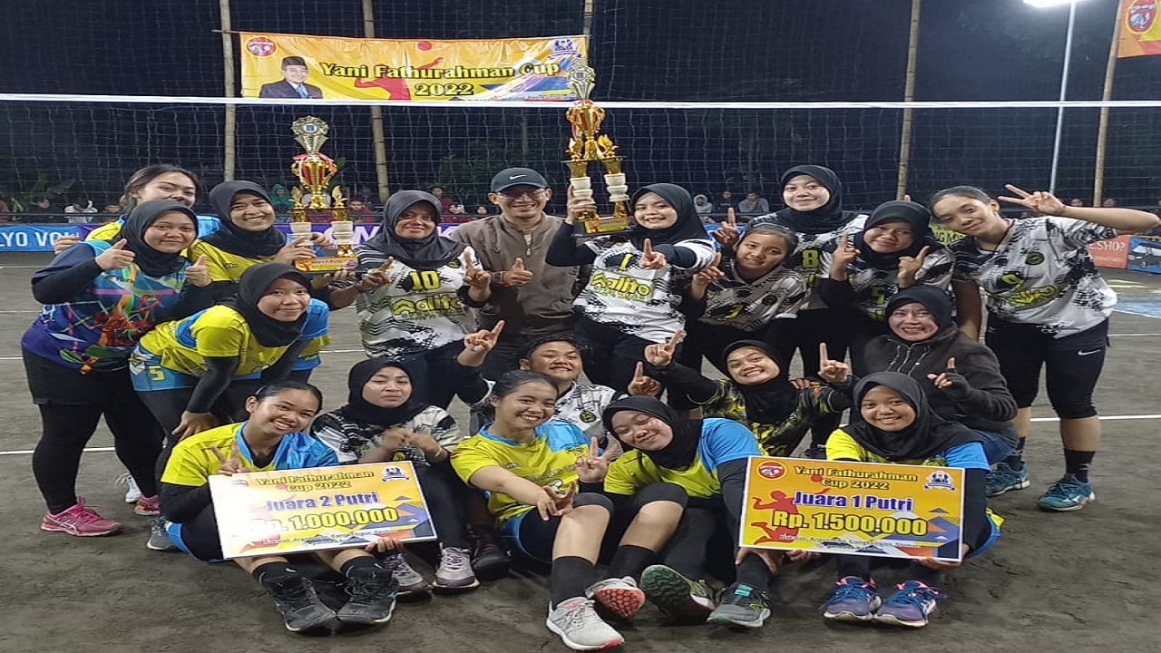 SANG JUARA: Anggota DPRD Sleman Yani Fathurahman usai menyerahkan piala dan hadiah turnamen voli Yani Fathurahman Cup, Sabtu (5/11/2022). (ISTIMEWA)