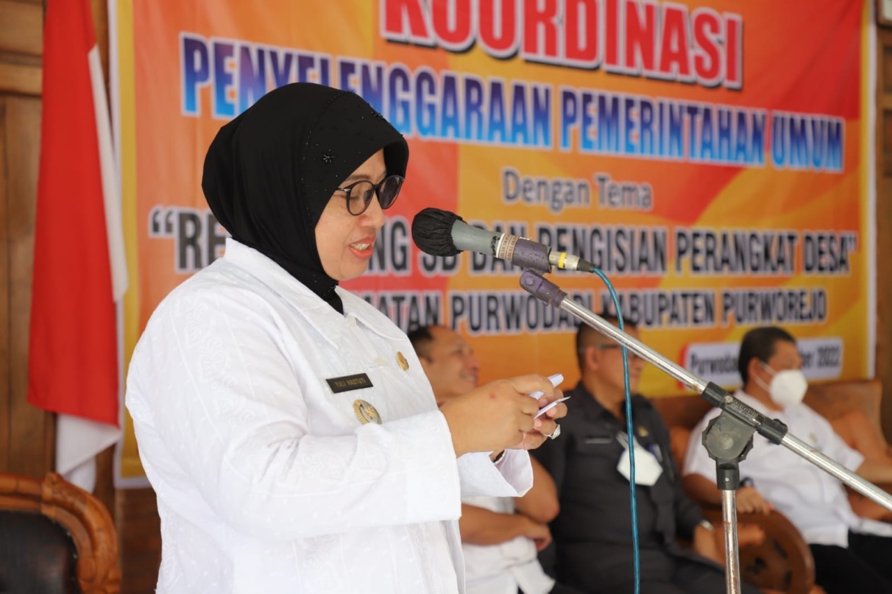 PIKIR BERSAMA: Wakil Bupati Purworejo Hj Yuli Hastuti SH saat memberikan pengarahan dalam pertemuan di aula Kecamatan Purwodadi, Purworejo, kemarin.