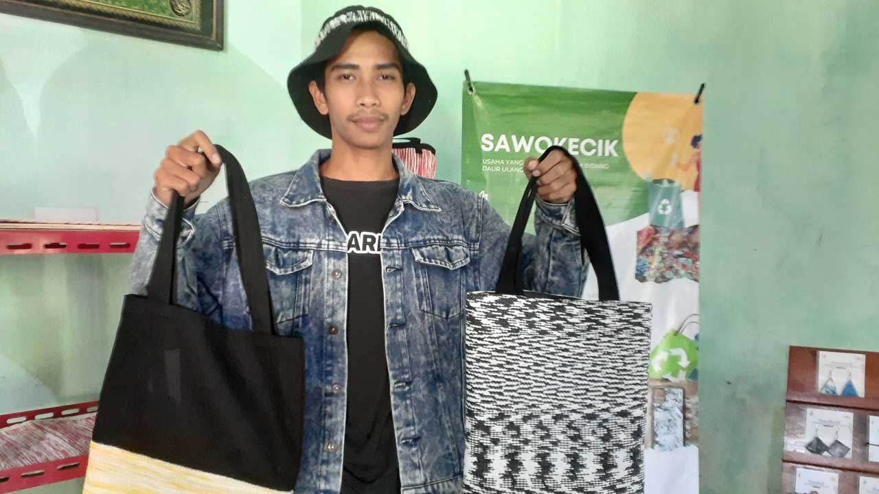 KREATI DAN INOVATIF: Dikko Andry Kurniawan, 26, menunjukkan produk fashion daur ulang plastik di rumah produksi Sawokecik miliknya.(IWAN NURWANTO/RADAR JOGJA)