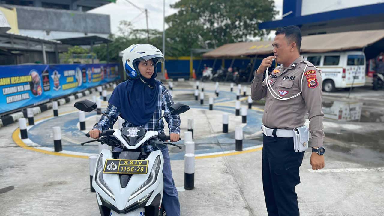 PENDAMPINGAN: Petugas Satpas Satlantas Polres Bantul saat melaksanakan program Bimsalabim pada Kamis (10/11).(DOKUMENTASI HUMAS POLRES BANTUL)