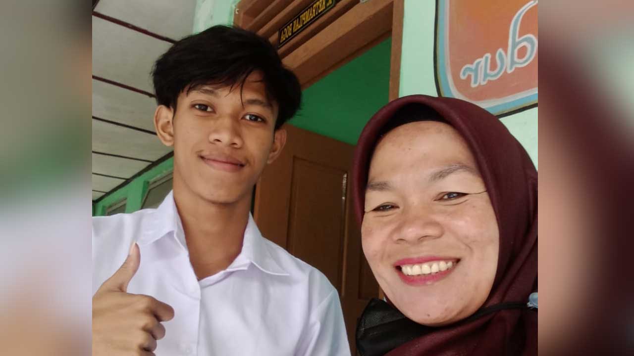 BERPRESTASI – Atlet bulu tangkis dari Sekolah Luar Biasa (SLB) Suta Wijaya, Tancep, Ngawen, Naufal Dwi Kurnia bersama dengan Kepala SLB Suta Wijaya Suharni.(DOKUMENTASI Kepala SLB Suta Sijaya, Suharni)