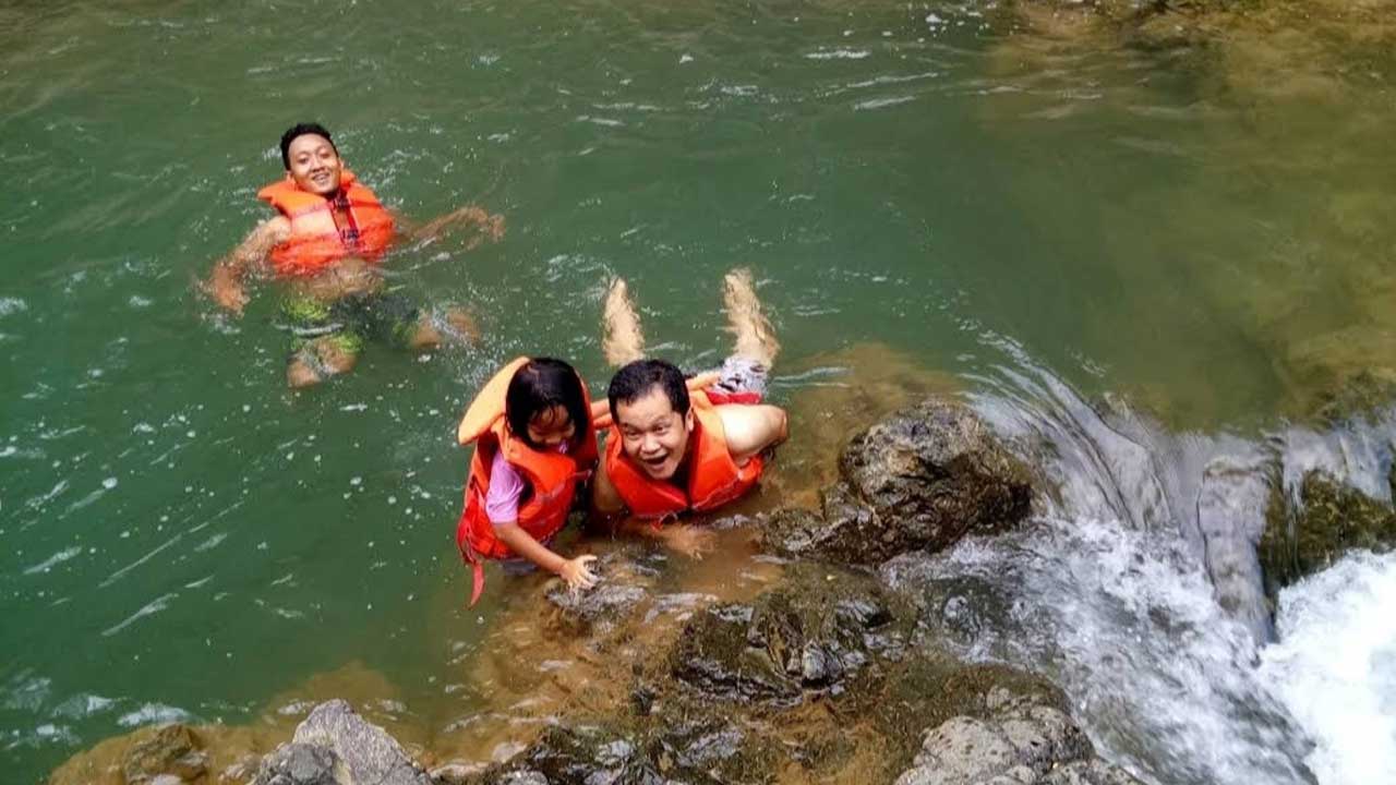 MAIN AIR: Pengunjung bisa bermain air dan menikmati pemandangan alam di Taman Sidandang yang berada di Desa Kaligono, Kaligesing, Purworejo.(Taman Sidandang untuk Radar Purworejo)