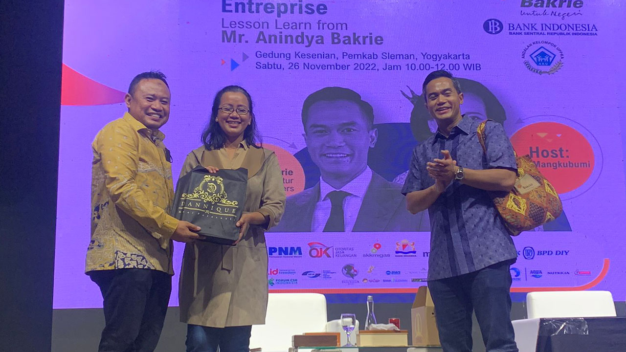 SUKSES: Penutupan Jambore Nasional Kewirausahaan Sosial 2022 oleh Ketua Kadin DIJ GKR Mangkubumi dan dihadiri oleh Ketua Dewan Pertimbangan Kadin Indonesia Anindya Novian Bakrie di Sleman kemarin (27/11).(DOK KADIN DIJ)