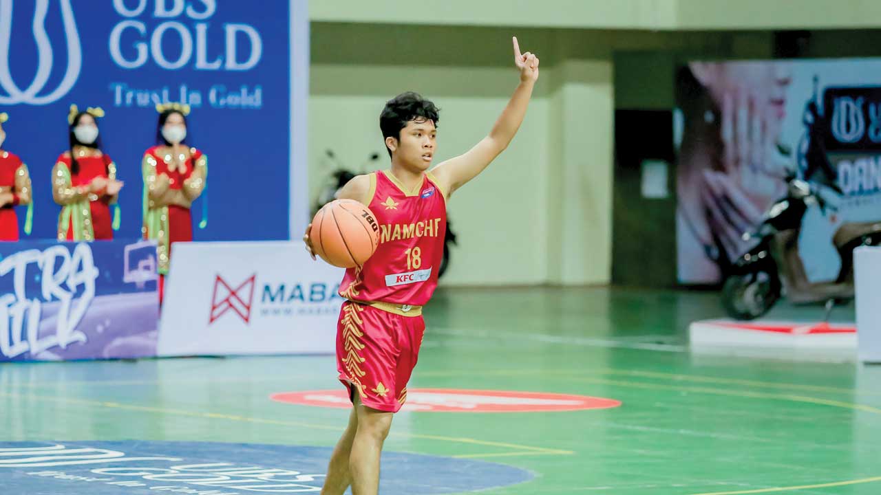 GEMILANG: Tim putra SMAN 6 Jogja mengalahkan SMA Pangudi Luhur (PL) di laga terakhir tadi malam. PL harus mengakui keunggulan SMAN 6 Jogja (Namche) 11-28.(DBL INDONESIA)