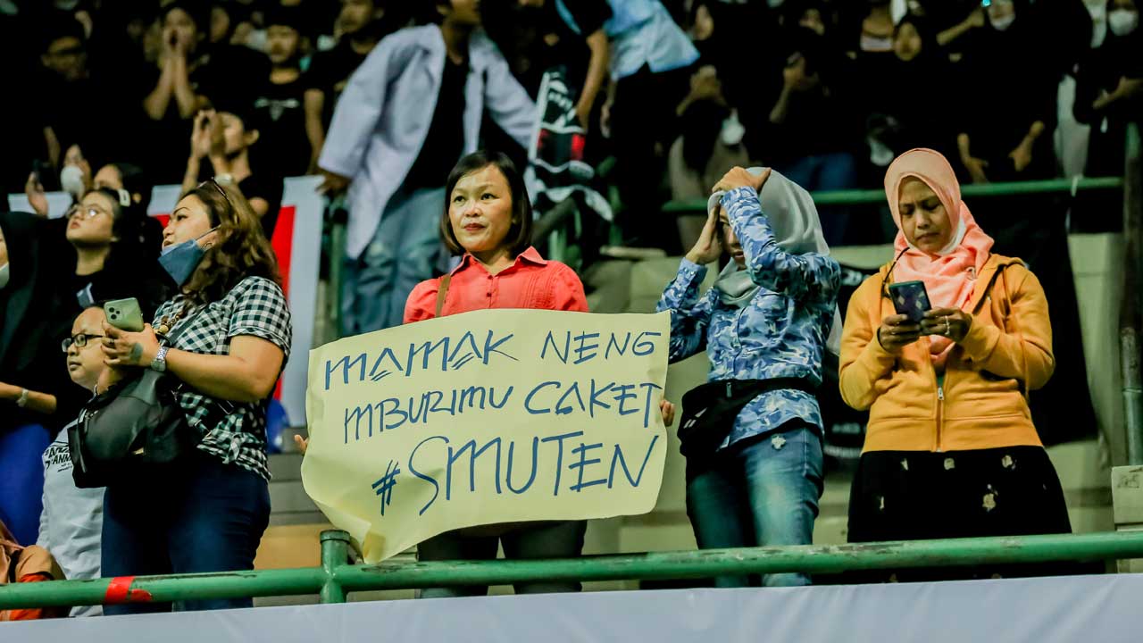 SUPPORT MAKSIMAL: Pertandingan di Honda DBL with KFC 2022 D.I Jogjakarta Series tidak hanya didukung para suporter sekolah yang bertanding. Sejumlah orangtua pemain menyaksikan langsung di GOR UNY. Seperti saat tim putra SMAN 10 Jogja melawan SMAN 7 Jogja