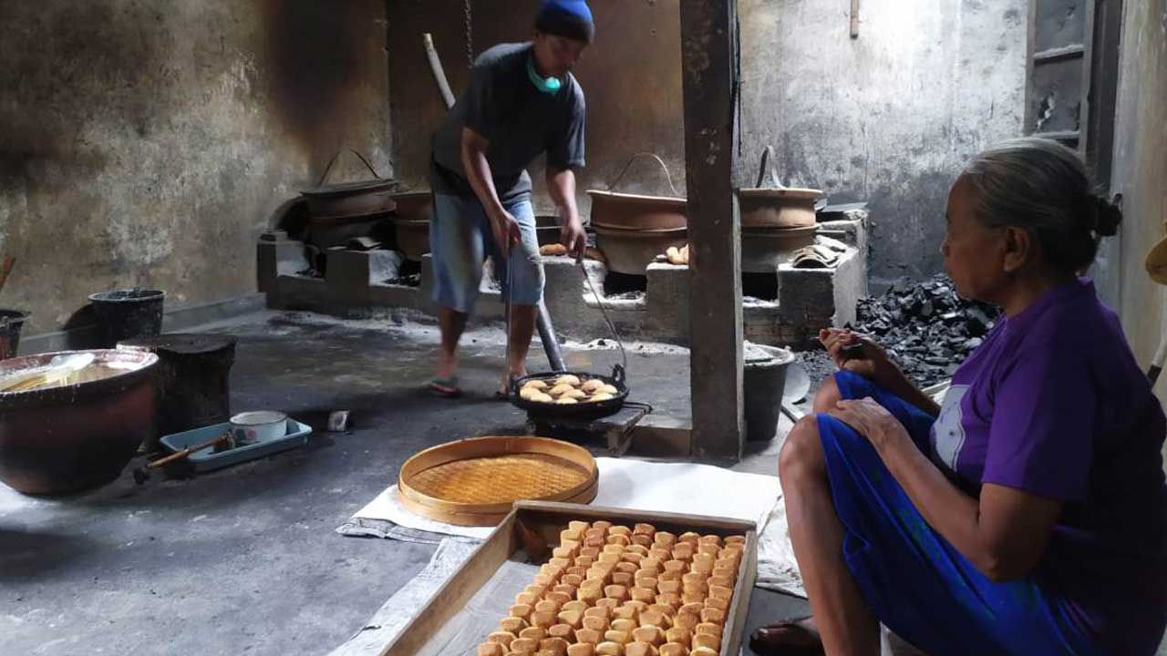 BERTAHAN: Rumah produksi Roti Kolmbeng milik keluarga Giman, 80, warga Pedukuhan Diran, Kalurahan Sidorejo, Kapanewon Lendah, Kulonprogo, kemarin.(HENDRI UTOMO/RADAR JOGJA)
