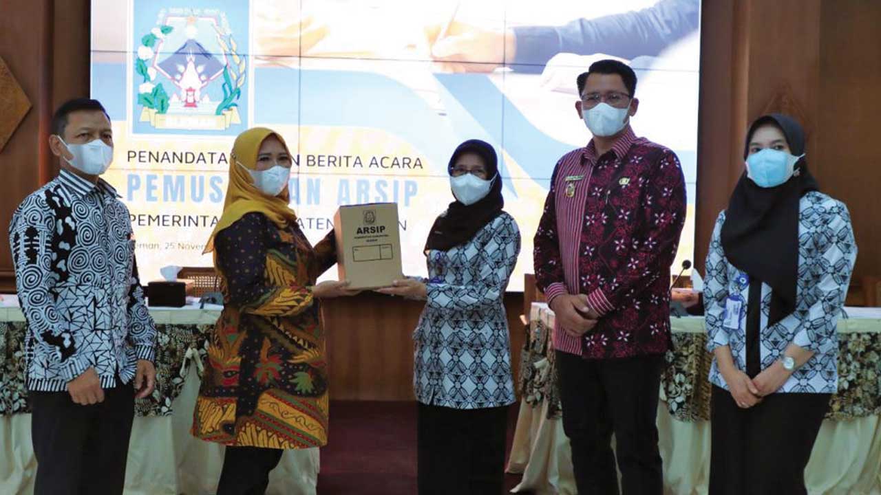 SERAH TERIMA : Penandatanganan Berita Acara Pemusnahan Arsip serta Penyerahan Arsip Statis Tahun 2022 di Aula Lantai 3 Pemkab Sleman kemarin (25/11) .(Dok Humas Pemkab Sleman)