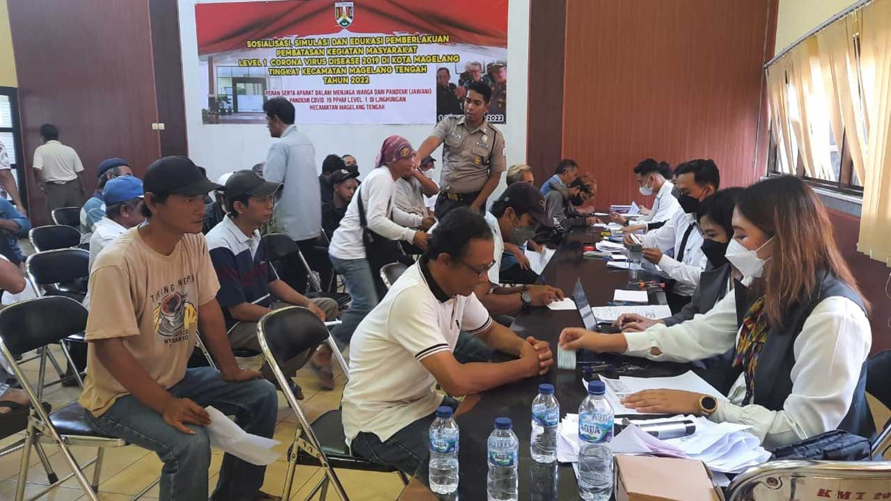 ANTRE: Beberapa pekerja tampak memadati kantor Kecamatan Magelang Selatan untuk mendapatkan upah perangsang pekerja (UPK) dari program padat karya, kemarin (10/11).(Dok Prokompim Kota Magelang)