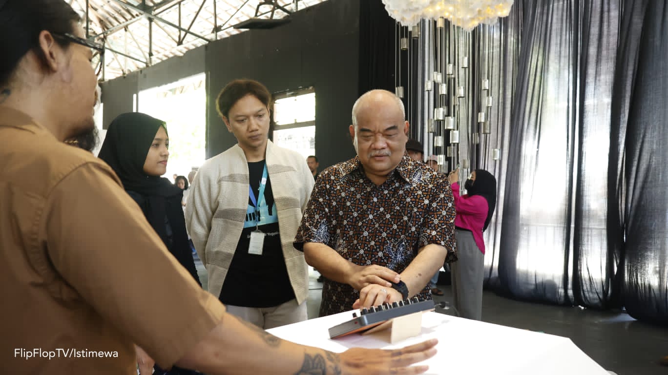 KOLABORATIF: Presiden Direktur & Founder FlipFlop TV Ricardo Tobing (dua dari kiri), Wagub Paku Alam X dan Hanung Bramantyo (kanan) saat Grand Launching FlipFlop TV kemarin.(KUSNO S UTOMO/RADAR JOGJA)