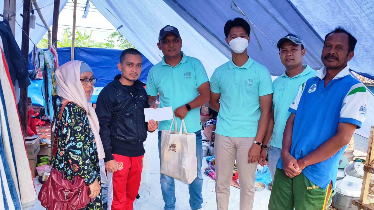 SOSIAL: GAIA Cosmo Hotel Yogyakarta menutup akhir tahun dengan kegiatan sosial. Mereka menyalurkan bantuan kepada warga terdampak gempa bumi di Cianjur, Jawa Barat, melalui Cosmonian Peduli Cianjur. (GAIA COSMO FOR RADAR JOGJA)