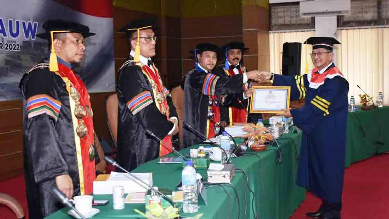 SANGAT MEMUASKAN: Gasper Liauw (kanan) saat menerima sertifikat kelulusan dari Plh Rektor IPDN Dr. Hyronimus Rowa, M. Si sekaliagus sebagai ketua sidang Promosi Doktor ilmu pemerintahan, Kamis (8/12). (DOK PRIBADI)