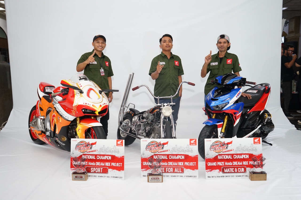 MODIFIKASI:  Para peraih gelar National Champions Honda Modif Contest 2022 (kiri-kanan): Gema Merdeka Goeyardi-Jakarta pemenang kategori Sport, Dewa Putu Putra Pratama-Bali modifikator terbaik kelas Free For All (FFA), dan Ruslan-Makassar, terbaik pada ke