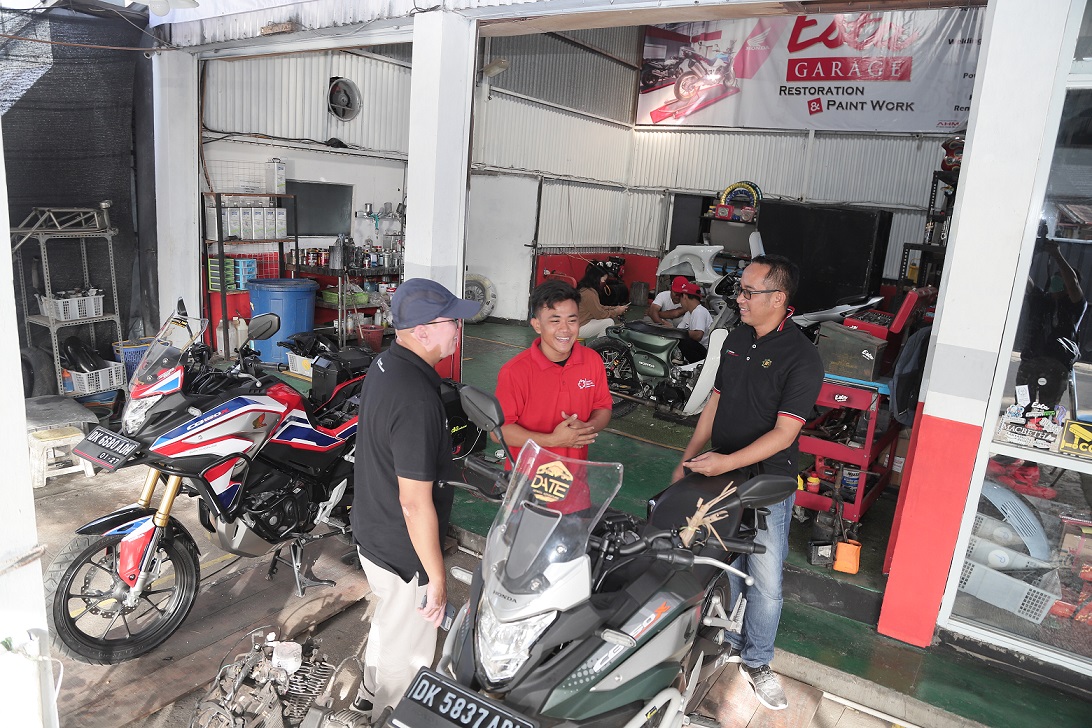 BENGKEL BINAAN: Ketua Yayasan AHM Ahmad Muhibbuddin (kanan) mengunjungi bengkel binaan Esta Garage yang menjadi bagian dari program Astra Honda Youthpreneurship Program di Canggu, Kab. Badung, Bali. (HONDA FOR RADAR JOGJA)