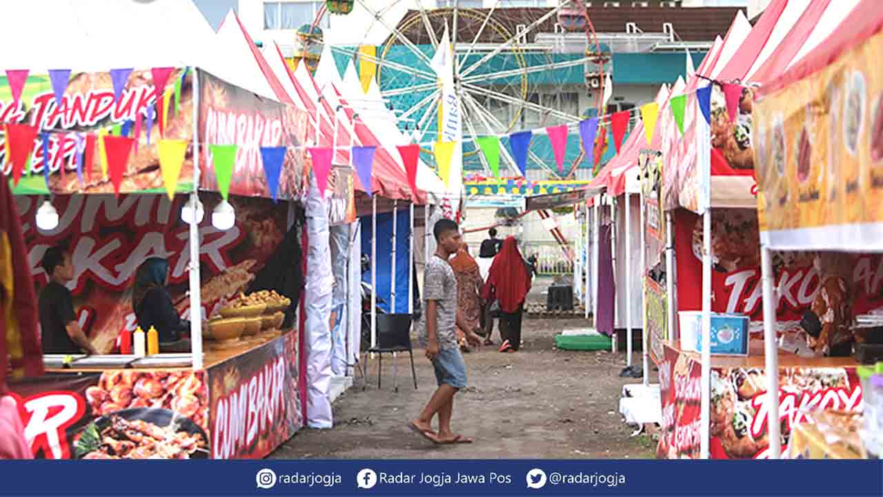 Tugu Jogja Expo (TJE) 2022-2023 digelar tanpa izin. Kegiatan ini diinisiasi Sekber Keistimewaan DIJ dan Republik Altar Ria guna menyambut libur Natal dan Tahun Baru (Nataru).  (Foto: Guntur Aga Tirtana/Radar Jogja)